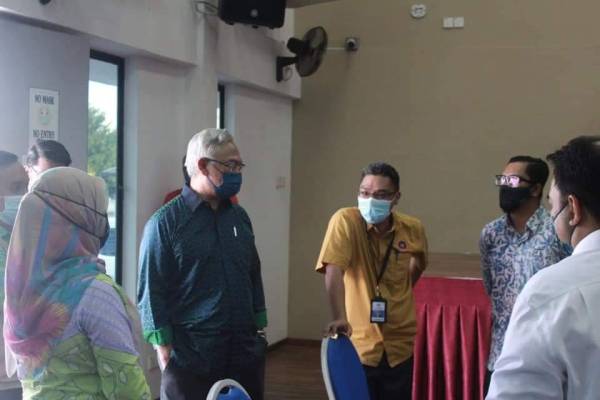 Noh (dua dari kiri) melakukan lawatan ke IPP Tanjong Karang bagi melihat persediaan pusat itu beroperasi sebagai PPV pada Isnin depan.
