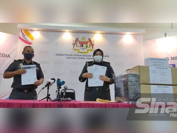 Nurul Syarina menunjukkan antara dokumen yang dirampas susulan serbuan premis pemborong minyak masak di Bandar Tun Razak, Kuala Lumpur pada Khamis.