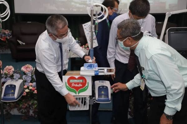 Sak Coon (kanan) menunjukkan kepada Dr Adham (kiri) salah satu peralatan perubatan yang disumbangkan oleh Econsave untuk HTAR