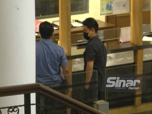 Sufri (kiri) mengaku tidak bersalah atas dua pertuduhan di Mahkamah Khas Rasuah, Kota Kinabalu pada Jumaat.