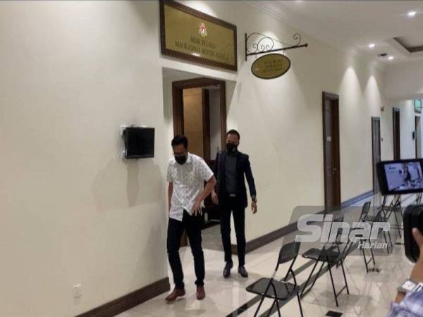 Syahruddin (depan) didakwa dengan tiga pertuduhan di Mahkamah Khas Rasuah, Kota Kinabalu pada Jumaat.