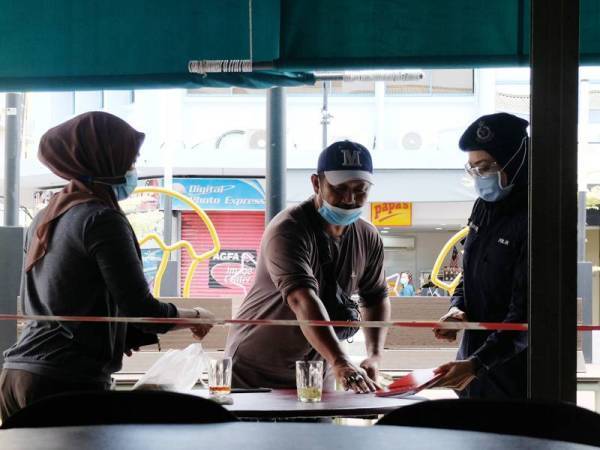 Op Patuh memberikan lebih fokus dan bersepadu terhadap penguatkuasaan pematuhan SOP dalam kalangan kilang dan premis perniagaan yang beroperasi. - Gambar hiasan