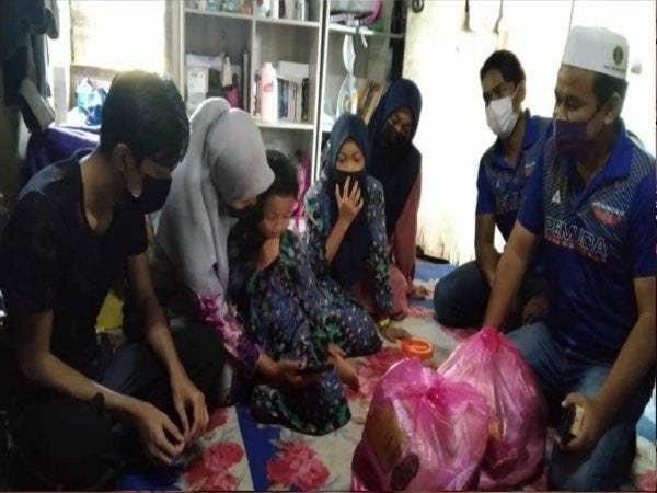 Jasnizam (kanan) mewakili Ahli Parlimen Padang Terap, Datuk Seri Mahdzir Khalid menyampaikan sumbangan kepada Nurfarra Asyikin sekeluarga di Kampung Pasir Puteh, Tualak, dekat sini pada Jumaat.