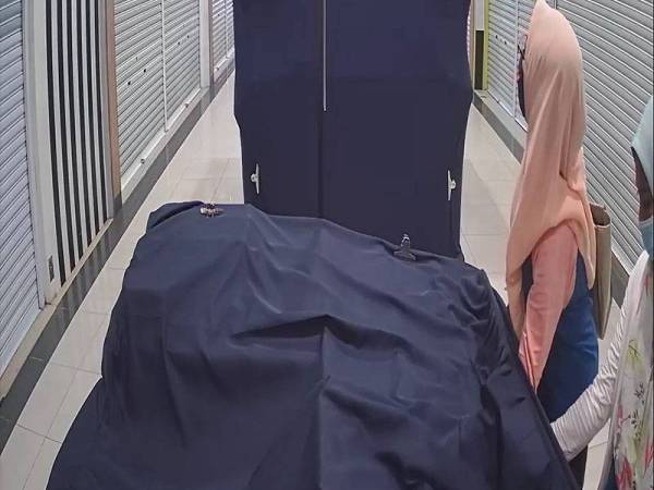 Dua wanita yang dipercayai mencuri barangan kemas Korea di sebuah kios dalam pasar raya di Kepala Batas dalam kejadian Isnin lalu.