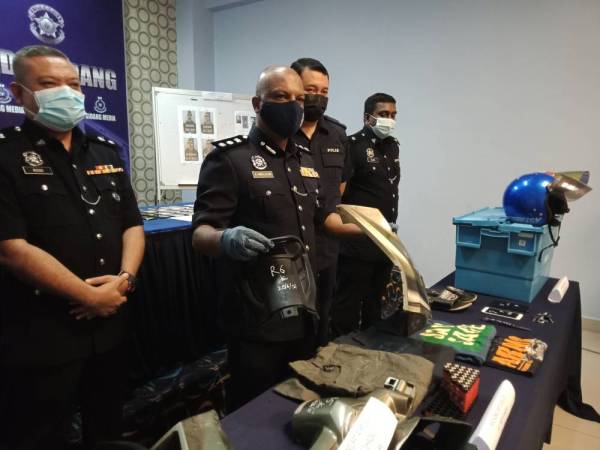 Ketua Polis Daerah Serdang Asisten Komissioner A.A.Anbalagan menunjukkan antara barangan yang dirampas dalam tangkapan dijalankan ke atas empat suspek ketika sidang akhbar di Ibu Pejabat Polis Daerah(IPD) Serdang pada Jumaat.
