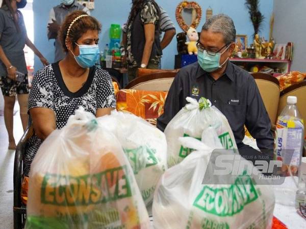 Suganthi ketika menerima kunjungan Rumaizi pada Jumaat.