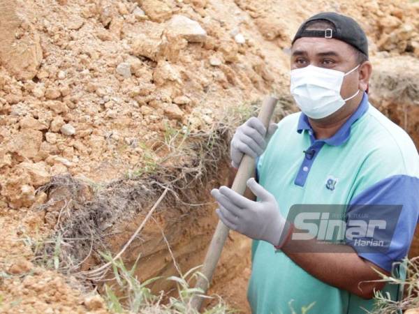 Mohd Firdaus Shah bersyukur diberi peluang menjalankan tugas mulia sebagai penggali kubur. 