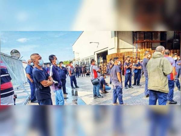 Pekerja kilang getah di Baling menjalani saringan setelah terdapat kes pekerja positif Covid-19.