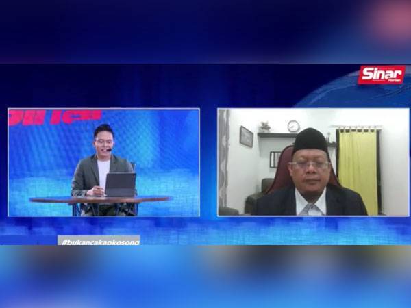 Hos, Dinnie Asyraf Salim (kiri) bertanyakan soalan kepada Azman (kanan) menerusi Program Sinar Live bertajuk 'Ibadah Korban Norma Baharu' yang disiarkan menerusi Platform Sinar Harian pada Jumaat.