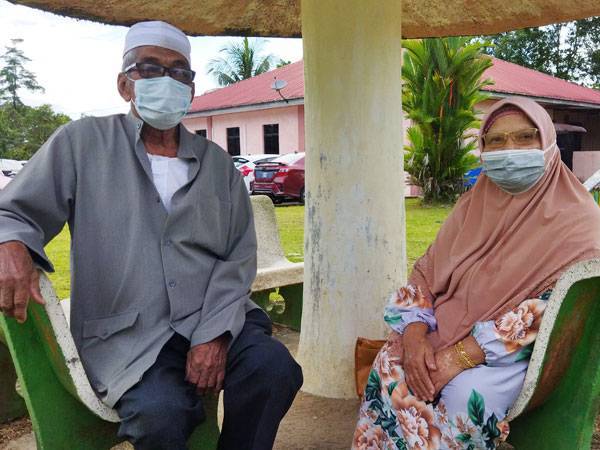 Hassan dan isterinya, Indon menyambut baik kemudahan PPV di Klinik Kesihatan Sungai Lembing untuk penduduk kampung sekitar kawasan itu.