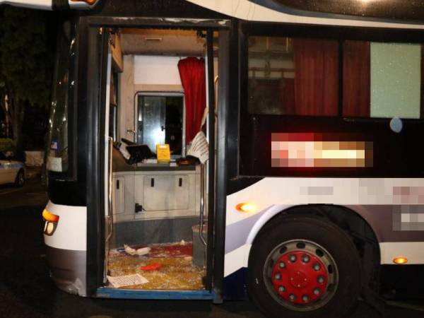 Cermin pintu bas yang dipecahkan oleh suspek dalam kejadian di Port Dickson pada Jumaat.