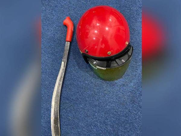 Senjata yang digunakan suspek untuk menyerang pemandu bas dalam kejadian di Port Dickson pada Jumaat.