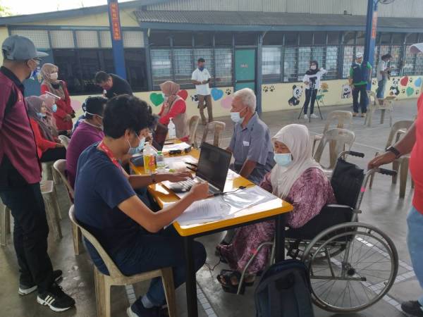 PPV Bergerak Komuniti di Pekan Parit Sikom mudahkan warga emas yang tinggal di kampung mendapat vaksin Covid-19.