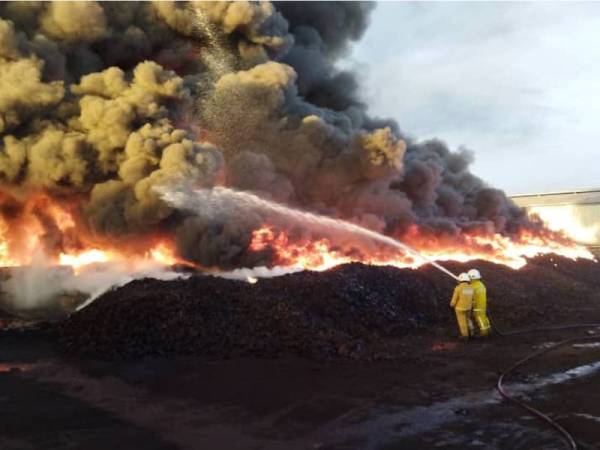Operasi pemadaman melibatkan longgokan tayar terbakar di Kampung Sawah di sini masih giat dijalankan.