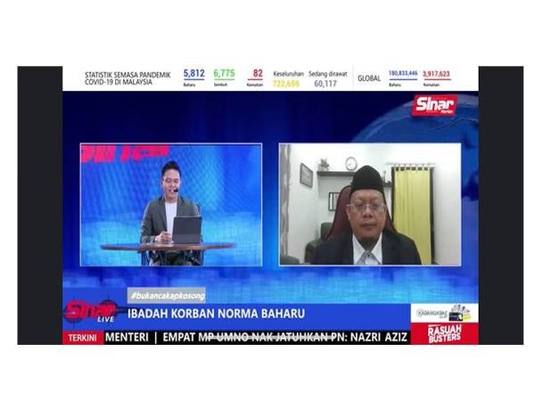 Dinnie Asyraf (kiri) bertanyakan soalan kepada Azman (kanan) ketika program Sinar Live bertajuk 'Ibadah Korban Norma Baharu' yang disiarkan di platform Sinar Harian pada Jumaat.
