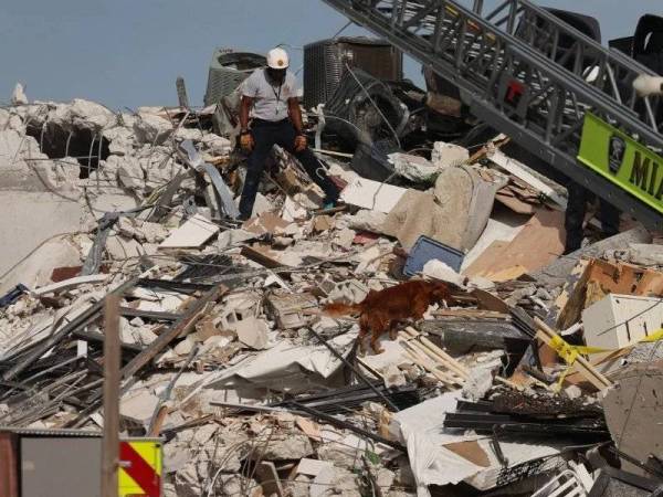 Operasi SAR giat dijalankan untuk mengesan mangsa yang mungkin terselamat di bawah runtuhan sejak Khamis lalu. - AFP