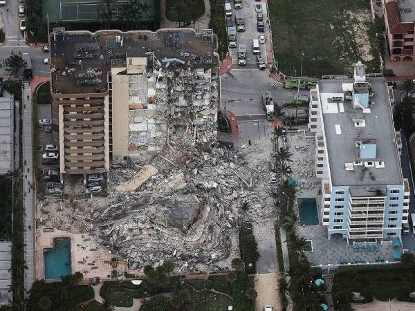 Lebih 150 orang dikhuatiri tertimbus apabila sebahagian bangunan pangsapuri runtuh secara tiba-tiba di Surfside, Miami. - AFP