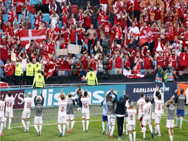 Pemain Denmark meraikan kemenangan 4-0 ke atas Wales bersama penyokong.