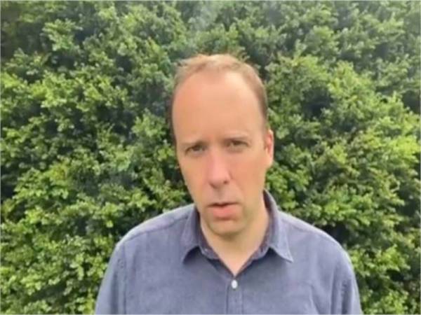 Hancock memutuskan untuk letak jawatan sehari selepas mohon maaf kerana melanggar sekatan pergerakan berikutan sebuah akhbar menyiarkan gambarnya memeluk mesra serta mencium seorang wanita,