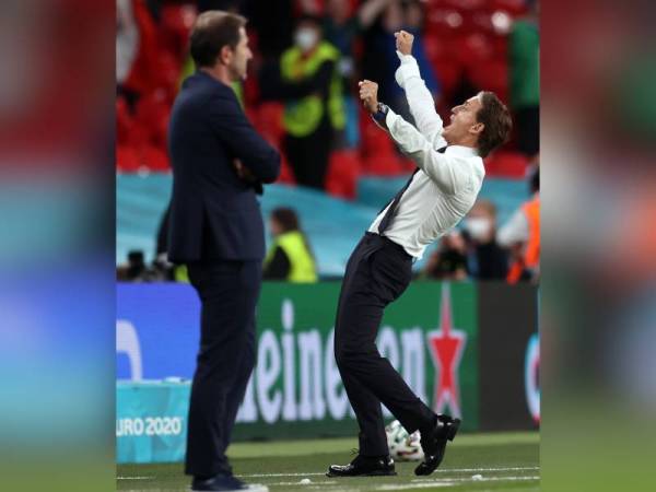 Pengendali Itali, Roberto Mancini setelah menyaksikan kesebelasan The Azzurri mara ke suku akhir Euro 2020, setelah menewaskan Austria 2-1 pada Ahad. - Foto AP