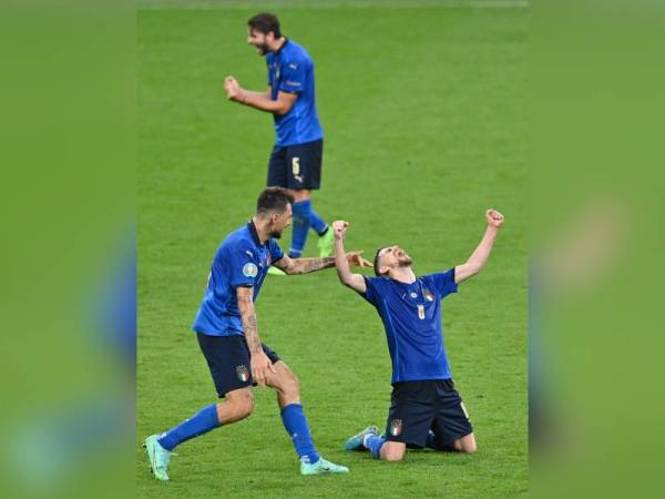 Pemain Itali, Jorginho meraikan kejayaan pasukannya mara ke suku akhir Euro 2020 setelah menewaskan Austria 2-1 pada Ahad. - Foto AP