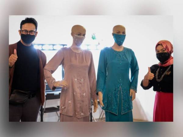 Maini (kanan) bergambar bersama pereka fesyen, Najib Salman (kiri) yang turut menjadi panel penilai bagi pertandingan itu.