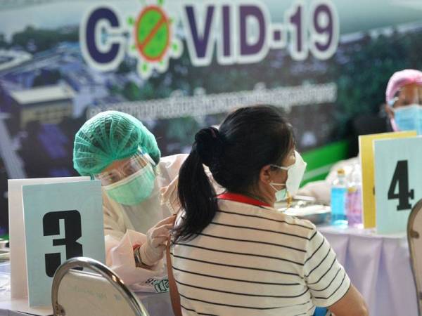 Seorang warganegara menerima dos vaksin COVID-19 di Bangkok, Thailand. Foto Xinhua