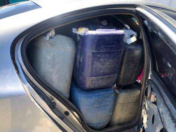 30 tong petrol yang dibawa di dalam sebuah kereta jenis Proton Gen-2 dirampas dalam serbuan di Kampung Belukar, Wakaf Bharu, Tumpat pada Sabtu.