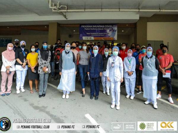 Barisan pemain dan pegawai Penang FC bersama petugas di Klinik Kesihatan Jalan Angsana selepas menerima suntikan vaksin Covid-19 pada Jumaat lalu. FOTO: FB PENANG FC