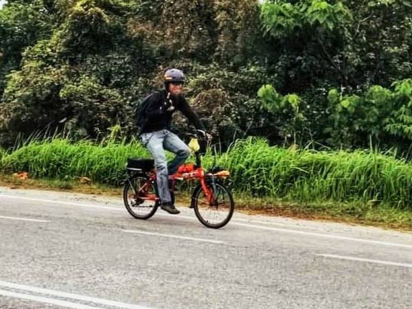 Azahari berbasikal ke bandar Raub mencari rezeki dengan menawarkan khidmat membaiki kasut kepada orang ramai.