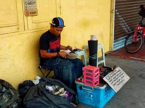 Azahari mampu meraih pendapatan sekurang-kurangnya RM50 sehari sebelum pandemik Covid-19.