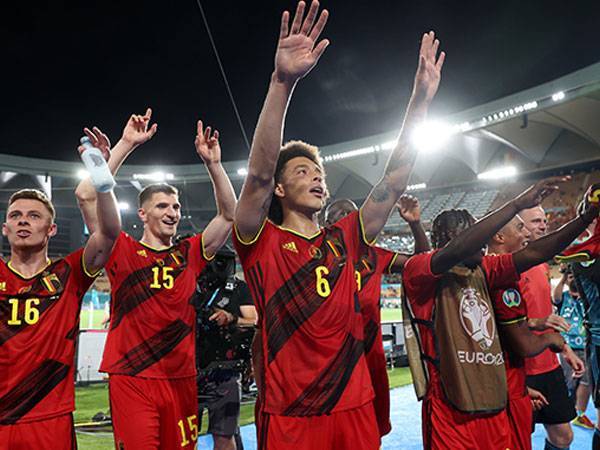 Thorgan (kiri) bersama pemain Belgium meraikan kejayaan mara slot Pusingan Lapan Terbaik Euro 2020, selepas menewaskan Portugal 1-0 di Sevilla sebentar tadi.