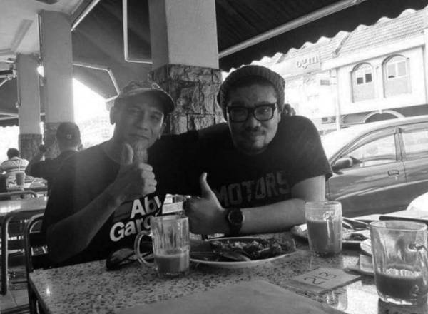 Gambar kenangan Aie (kanan) bersama Ujang. - Foto FB Ujang