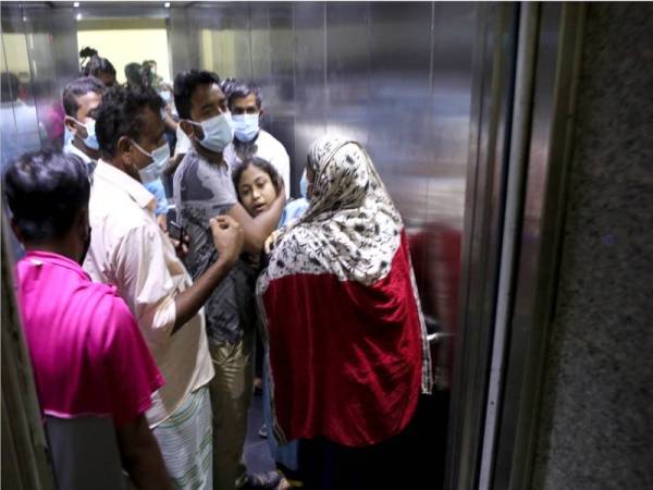 Keluarga mangsa letupan sedang menenangkan salah seorang ahli keluarganya akibat terkejut dengan kejadian berkenaan - Foto Xinhua 