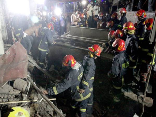Anggota bomba dan penyelamat memeriksa lokasi kejadian letupan gas di Dhaka, Bangladesh yang mengorbankan sekurang-kurangnya tujuh orang dan puluhan lain cedera. - Foto Xinhua
