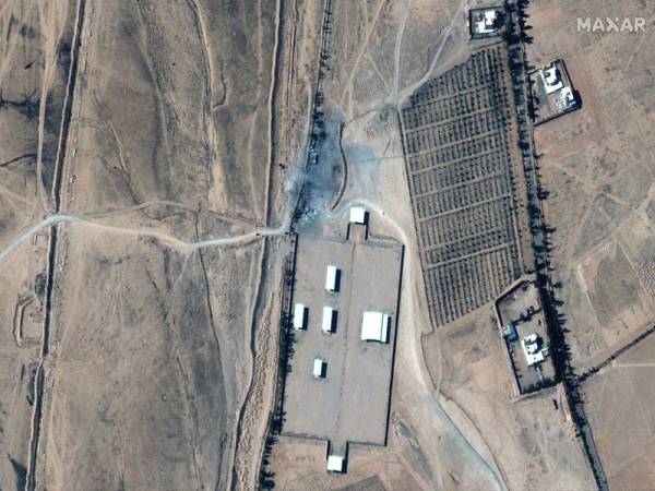 Gambar imej satelit menunjukkan beberapa buah bangunan musnah dalam serangan udara Tentera Amerika Syarikat di sempadan Iraq-Syria pada Februari lalu. - Foto Maxar Technologies/Reuters