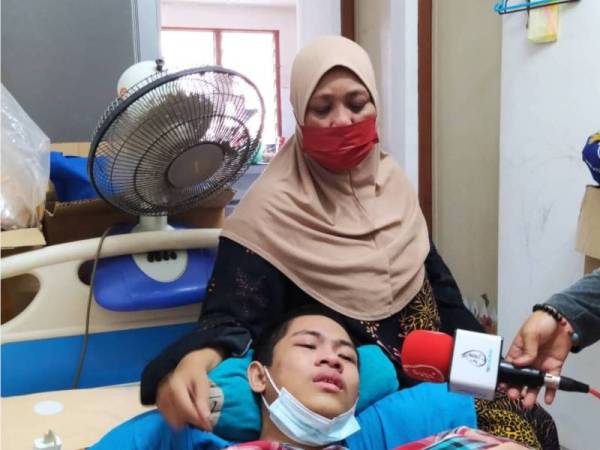 Muhammad Akmal sebak meluahkan rasa rindu terhadap rakan-rakan dan sekolah.