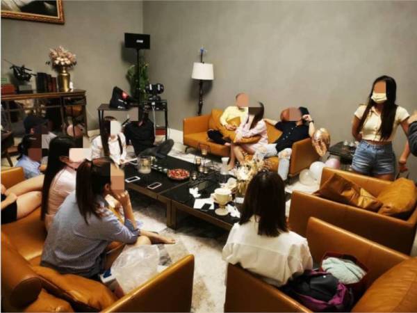 Polis mengenakan kompaun terhadap 12 individu kerana membuat aktiviti sosial yang dilarang di sebuah unit kondominium di Jalan Raja Chulan, Kuala Lumpur pada Ahad.