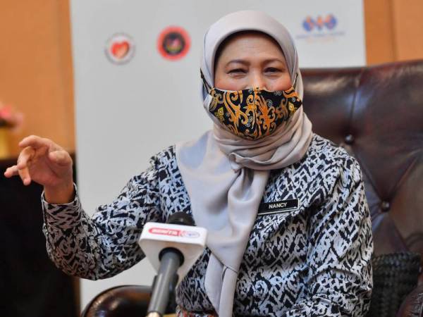 Nancy Shukri ketika sidang media selepas melawat Pusat Pemberian Vaksin di Pusat Dagangan Dunia (WTC) Kuala Lumpur hari ini. - Foto Bernama
