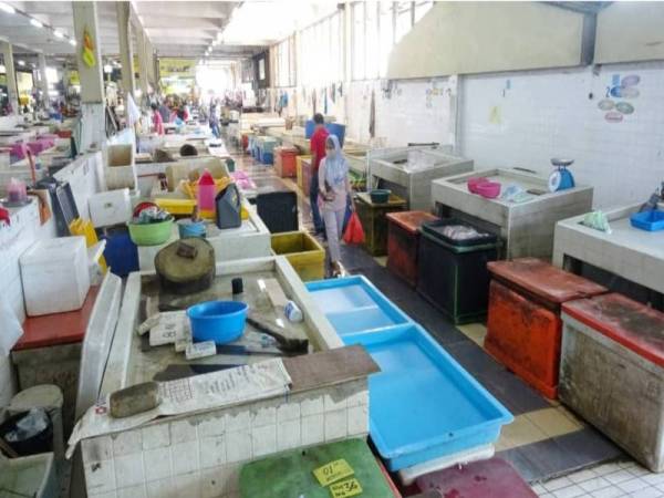 Tinjauan Sinar Harian pada Isnin mendapati hanya beberapa peniaga yang masih menjalankan aktiviti penjualan ikan di Pasar Besar Kuantan.