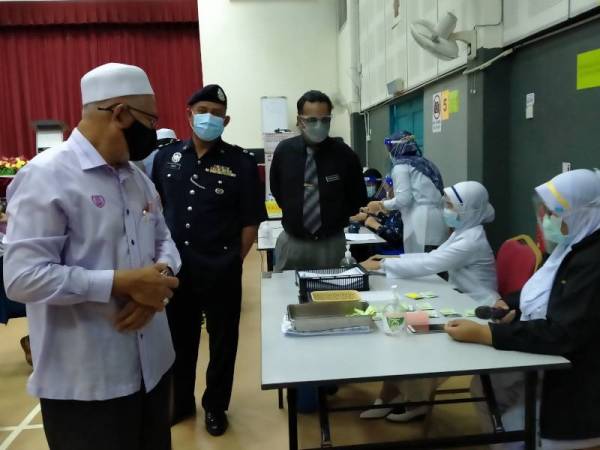 Dr Mohd Hayati (kiri) ketika mengadakan lawatan ke Pusat Pemberian Vaksin (PPV) Pusat Latihan Agensi Anti Dadah Kebangsaan (PLAK) Kuala Muda, Sungai Petani pada Isnin.
