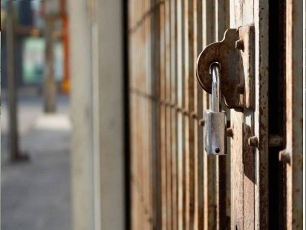 Mengikut pertuduhan, pemuda itu didapati melakukan khianat dengan merosakkan pintu gril rumah jirannya.