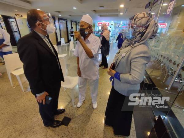 Dr Kamaruzaman (kiri) berbual dengan Hashim ataupun Mr White (tengah) sambil diperhatikan Ketua Pegawai Eksekutif KMC, Norhalida Abdullah (kanan) di PPV KMC di Alor Setar pada Ahad.