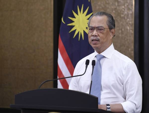 Muhyiddin pada pengumuman khas Pakej Perlindungan Rakyat dan Pemulihan Ekonomi (Pemulih) yang disiarkan secara langsung melalui stesen televisyen tempatan, hari ini. -Foto Bernama