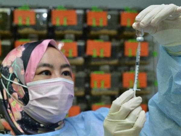 SIRIM Bhd menjalankan pelbagai peringkat ujian untuk mengesahkan proses serta memastikan produk akhir vaksin Sinovac yang diterima secara pukal dari China dan dibotolkan di sini melalui Pharmaniaga Bhd, selamat dan berkesan. -Foto Bernama