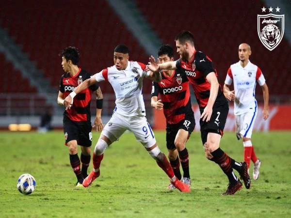 Penyerang JDT, Bergson da Silva diasak tiga pemain Pohang Steelers pada aksi di di Stadium Rajamangala, Bangkok sebentar tadi. - Foto: FB Johor Southern Tigers