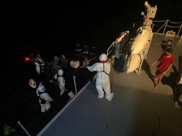 TLDM membantu menyelamatkan lima nelayan warga Indonesia yang terapung hampir tiga hari di laut akibat bot karam. Foto FB Tentera Luat Diraja Malaysia