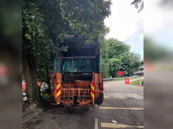 Lori kompaktor yang terbabit kemalangan di Taman Bukit Mewah, Johor Baru pada Sabtu.