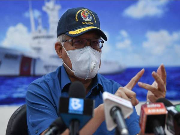 Hamzah pada sidang media selepas melakukan tinjauan operasi pematuhan prosedur operasi standard (SOP) Perintah Kawalan Pergerakan (PKP) 3.0 di Ibu Pejabat Maritim Terengganu, pada Selasa. - Foto Bernama