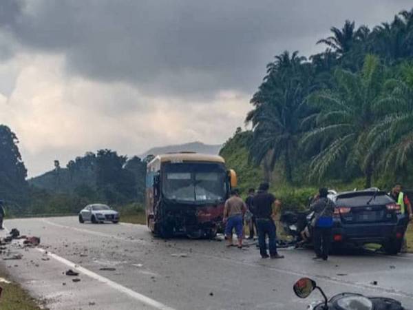 Lokasi kemalangan melibatkan sebuah SUV bertembung dengan sebuah bas di kilometer 25 Jalan Paka - Al-Muktafi Billah Shah dekat Bandar Ketengah Jaya, di sini pada Selasa.